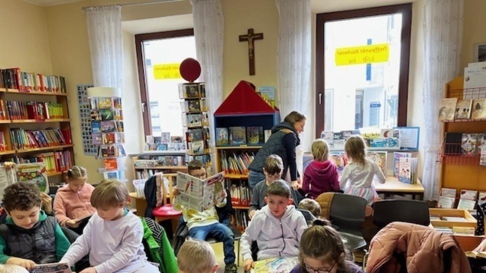 Lesen macht Spaß. Über das vielfältige Angebot der KöB informierten sich die Schülerinnen und Schüler in Kaisersesch.  Foto: Marianne Johann