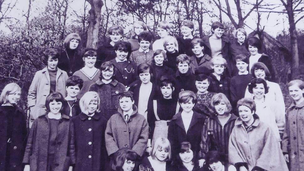 Luise Löwer fühlte sich im Kreis ihrer Schülerinnen wohl. Die Pädagogin war beliebt.  Foto: Archiv Bertha-von Suttner-Realschule plus